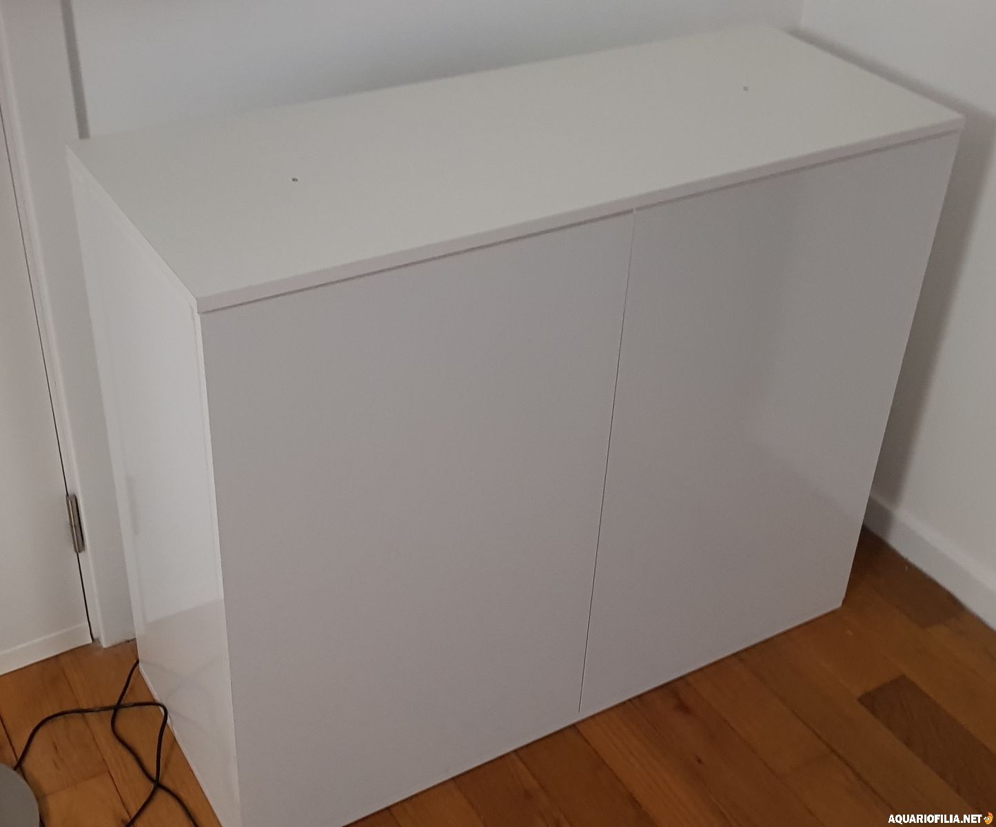 Akvariet och underskåpet under förberedelse