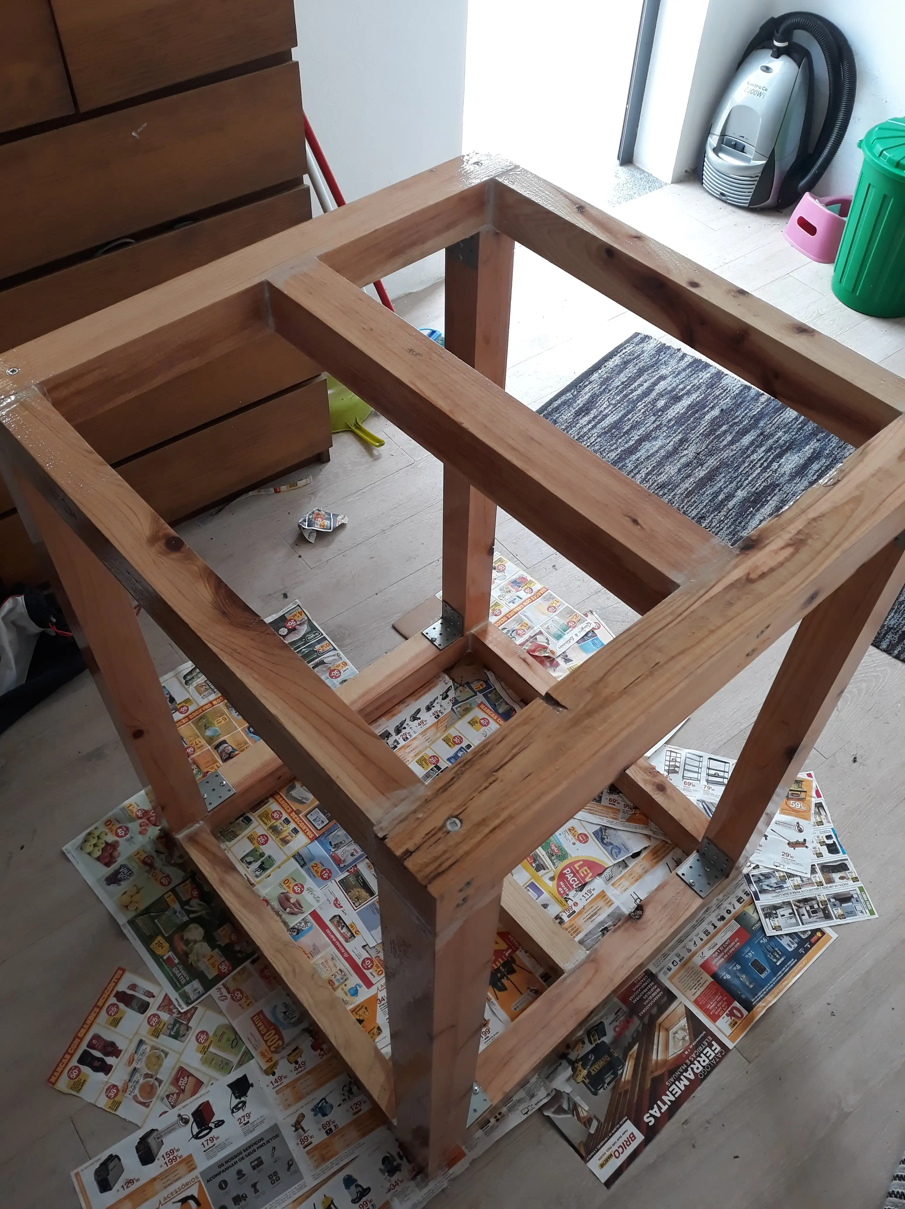 Det tomma karet 70x30x30 cm på den hembyggda möbeln