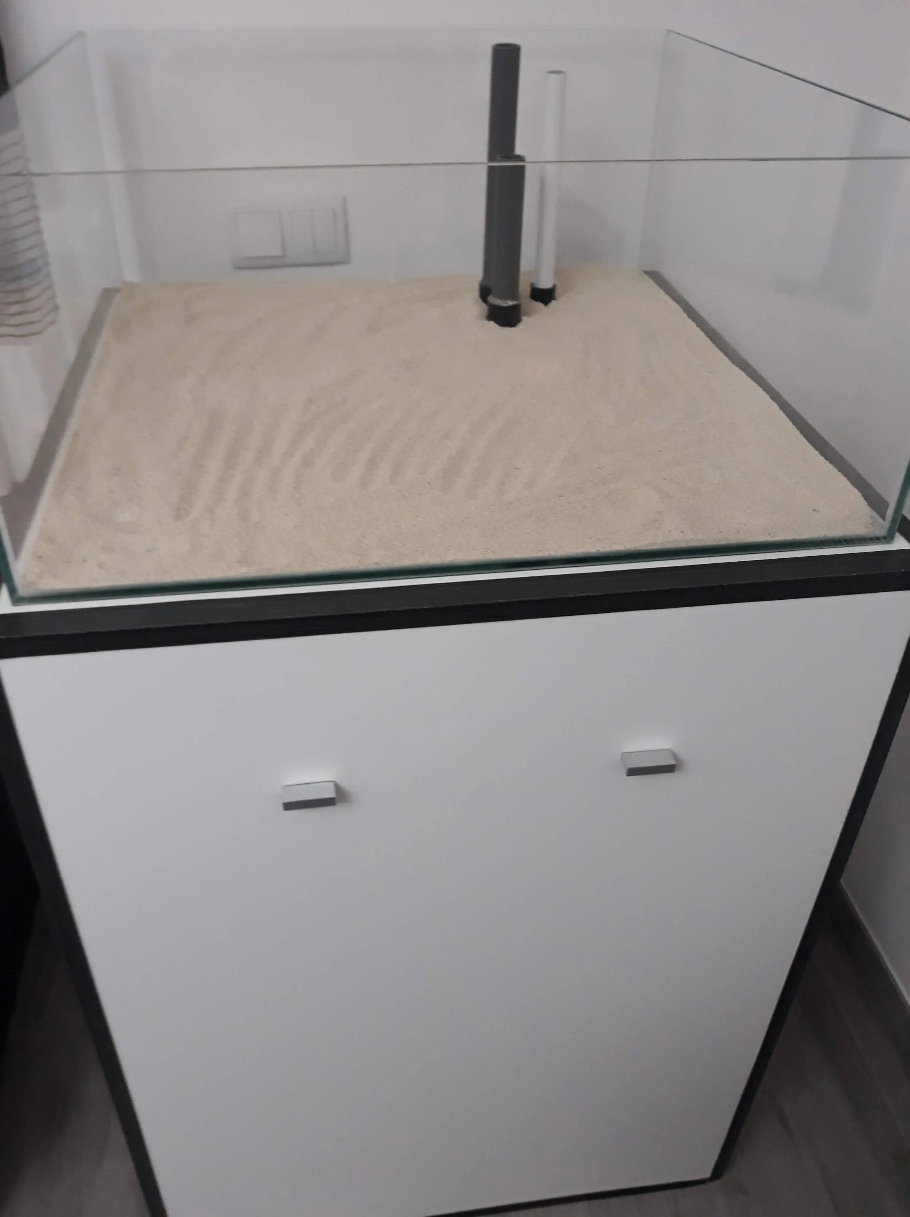 Detalj på överloppet och rören bakom stenen