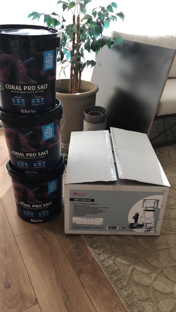 Tre hinkar Red Sea Coral Pro och kartongen till Reef Octopus SRO-5000 INT-skimmern