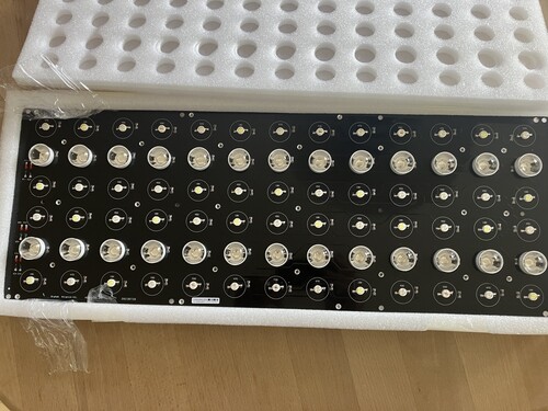 Detaljbild av tekniken under akvariet